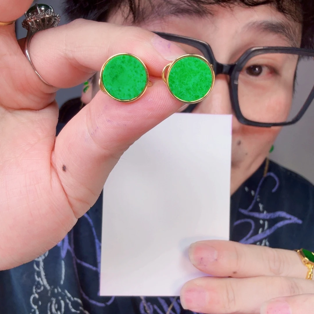 翡翠未镶嵌颈饰一对