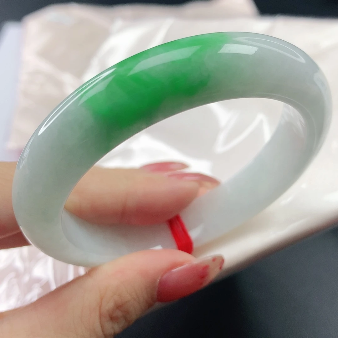 翡翠手镯未镶嵌，133