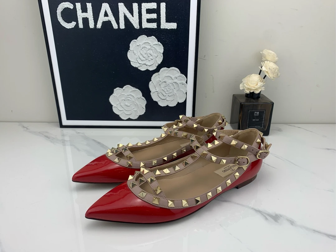 未使用 Valentino/华伦天奴 红色漆皮平底铆钉鞋 38码/jm01250