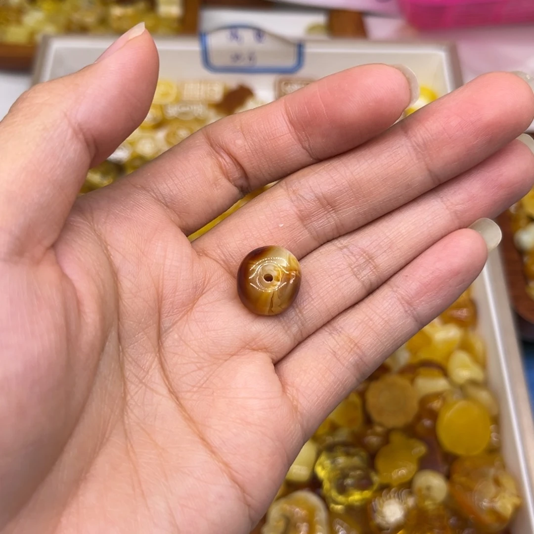 琥珀裸石未镶嵌半***妇琥珀