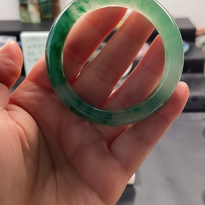 阿***呀石英质玉未镶嵌手镯