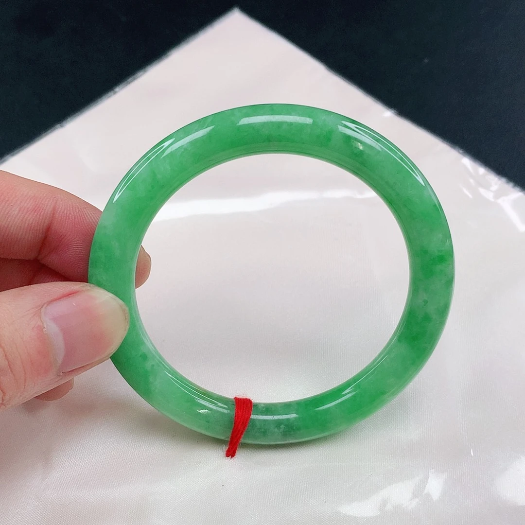 翡翠手镯未镶嵌1圈54.6圆。4011