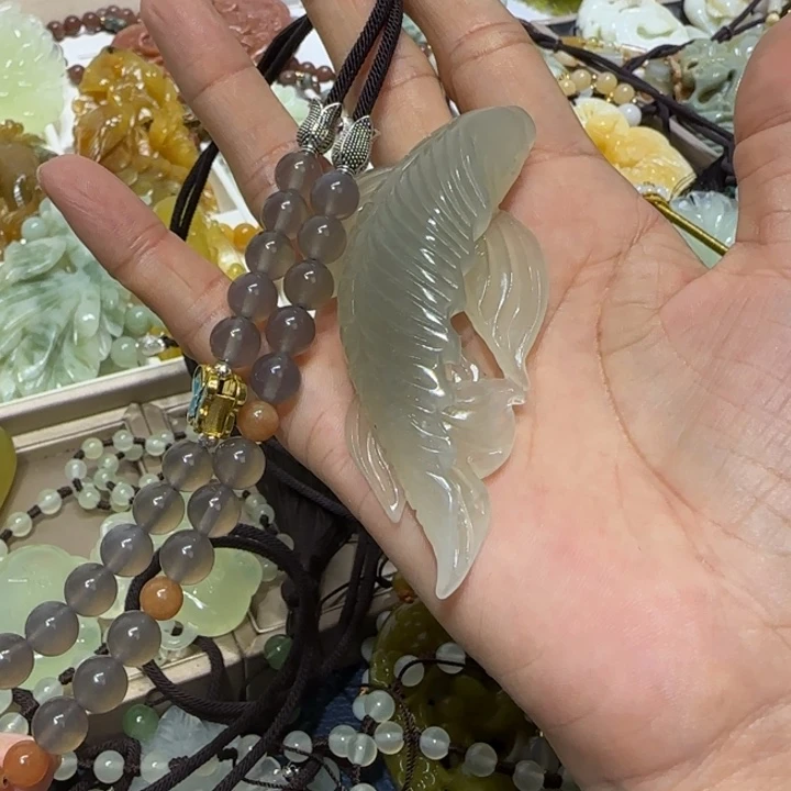 蛇纹石玉吊坠未镶嵌往**风