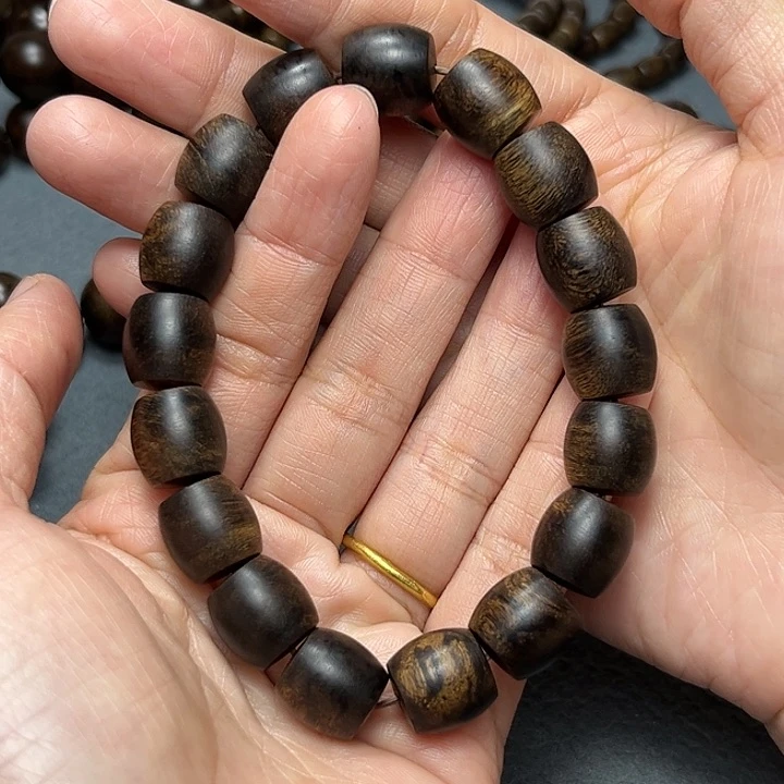 沉香手串隧***。白棋留疤