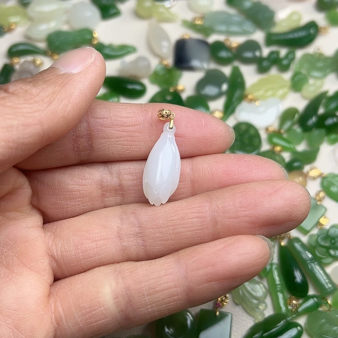 和田玉玉坠18K金镶嵌