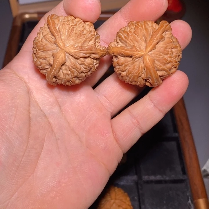 斯***姆吊坠文玩核桃白狮子三棱