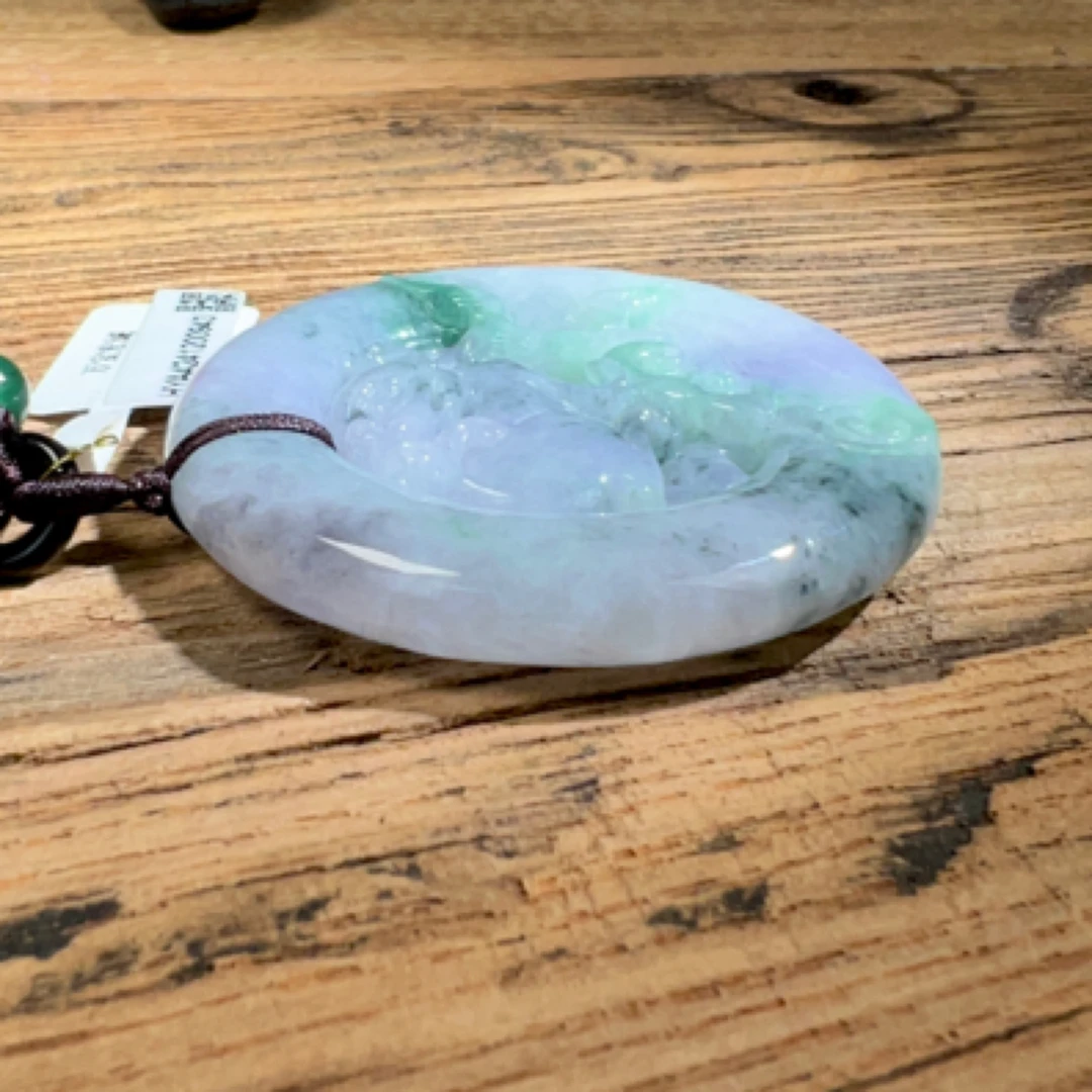 春彩貔貅：色彩绚丽多姿、圆润饱满，种不错，上身效果漂亮性价比高