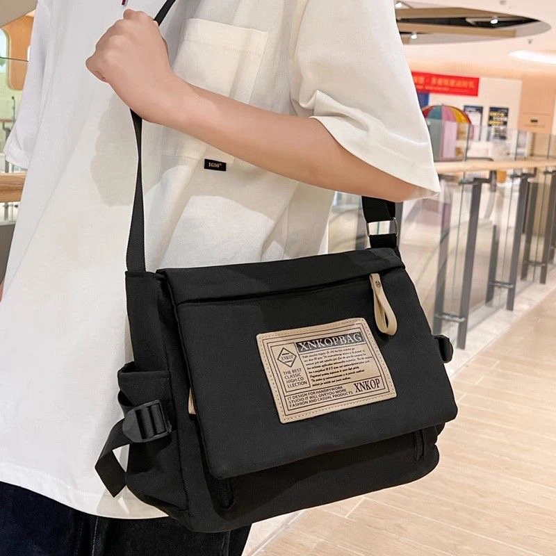 大容量斜挎通勤包日系ins美式复古休闲小众邮差包学生上课帆布包