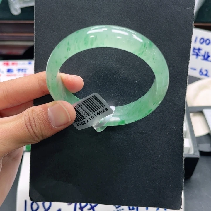 石英质玉（非洲翠）未镶嵌手镯