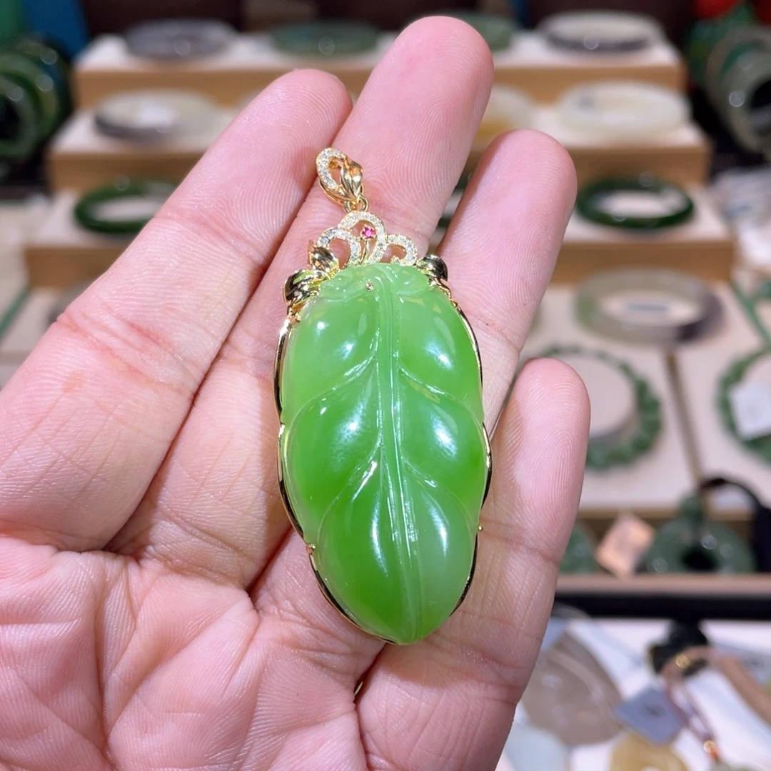 和田玉收藏级碧玉苹果绿叶子18K金镶嵌