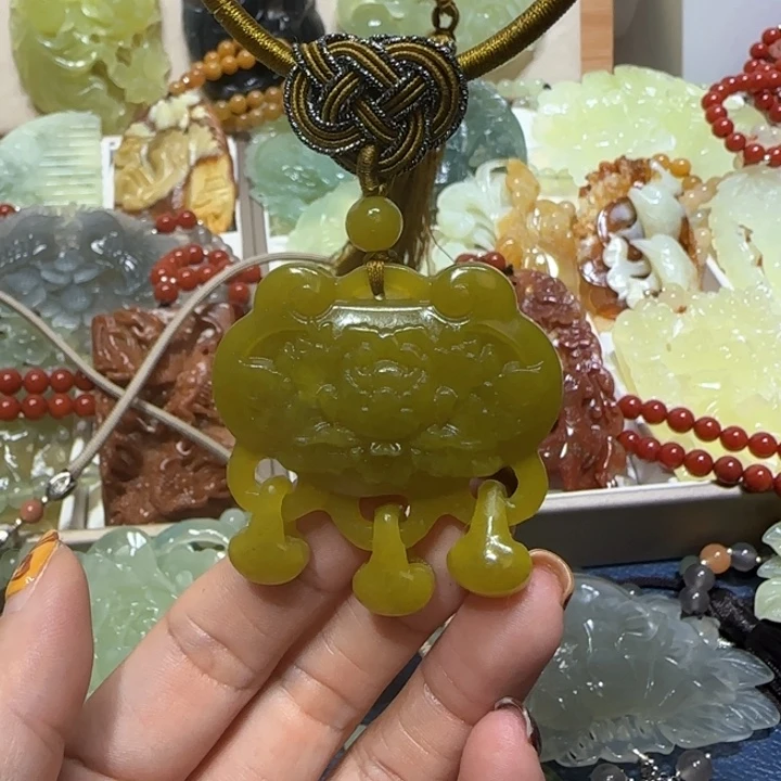 未镶嵌蛇纹石玉吊坠