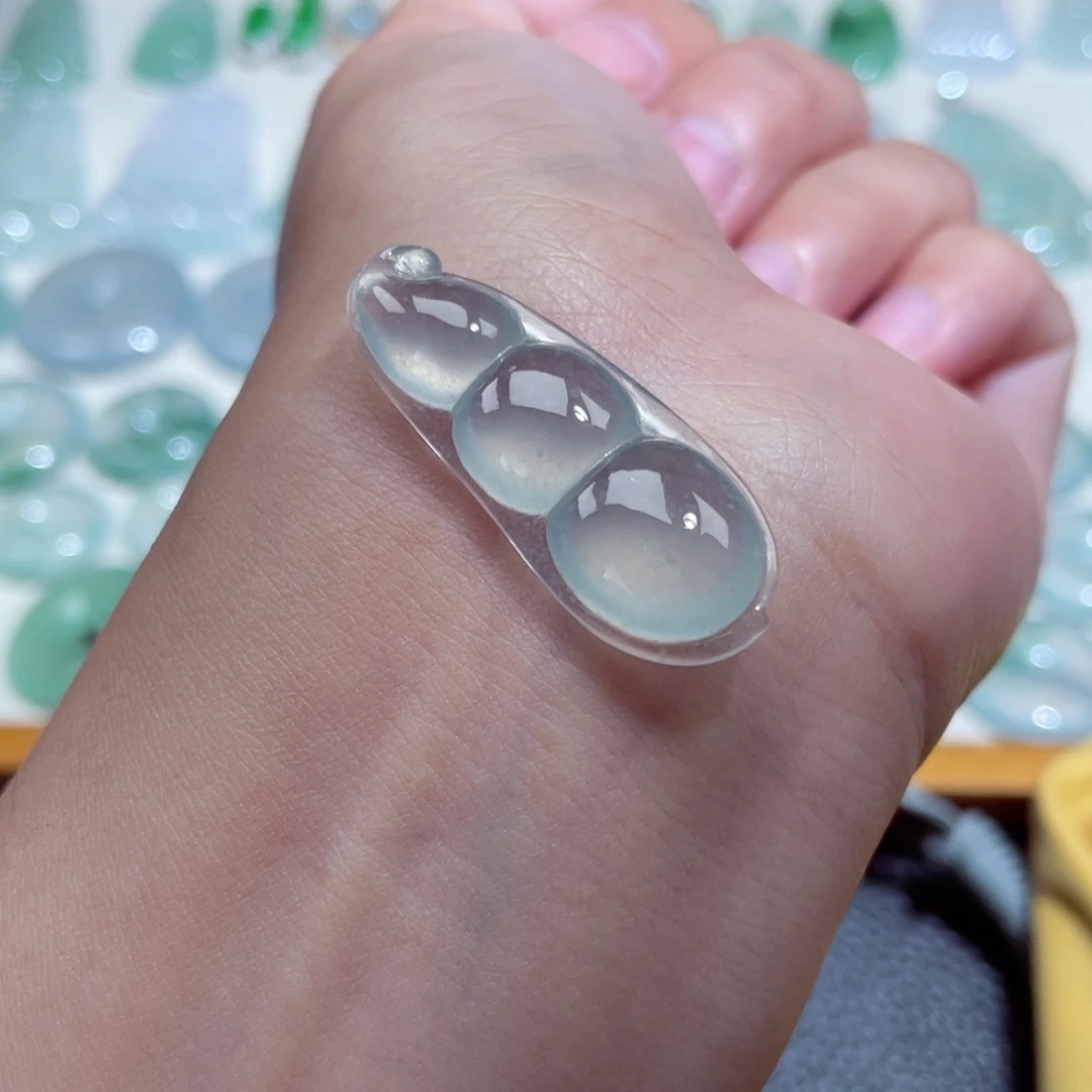 翡翠未镶嵌颈饰豆子