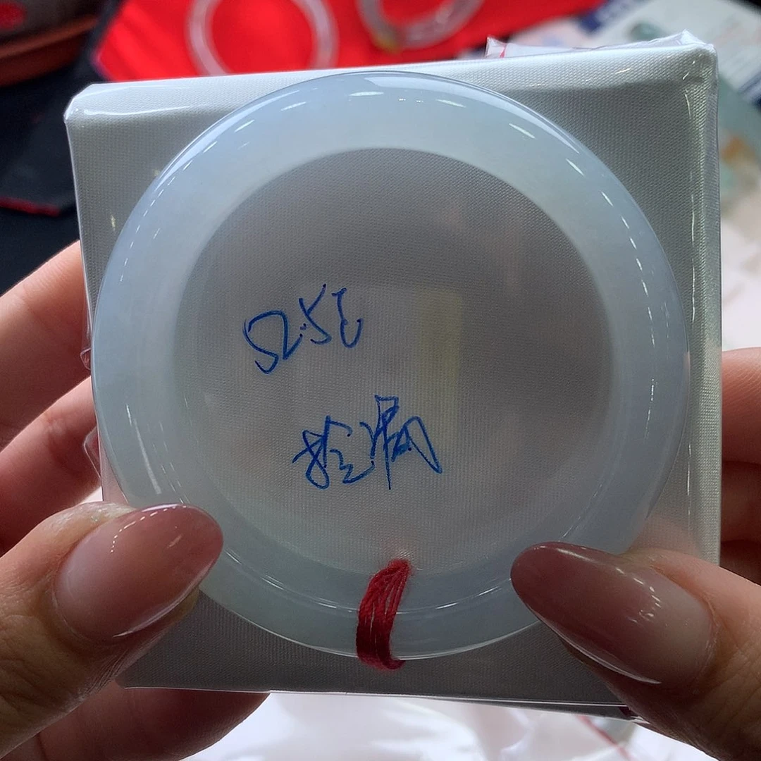 Y***o翡翠手镯（圆镯）未镶嵌52.5正