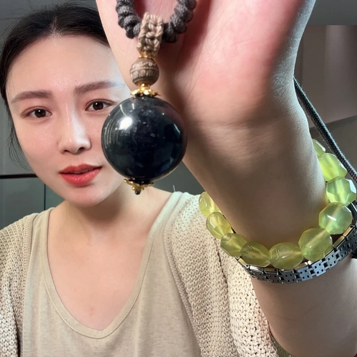 小***子未镶嵌蛇纹石玉颈饰