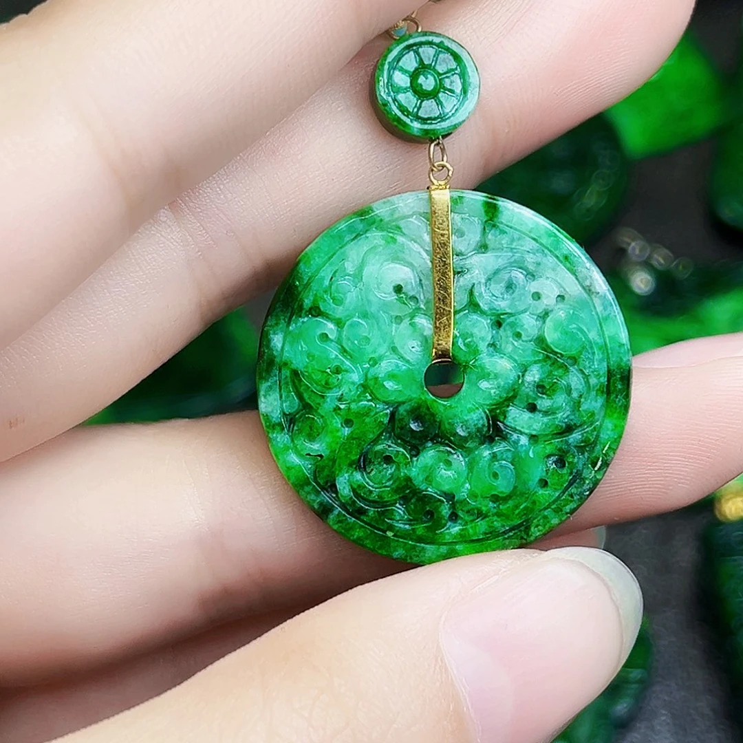 颈饰18K金镶嵌翡翠多样性