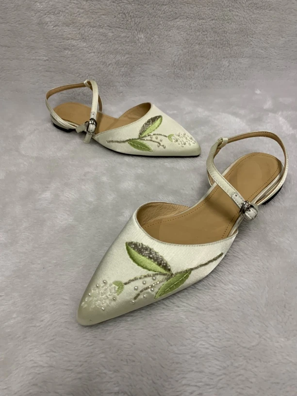 新国风中式丝绸配旗袍礼服尖头刺绣复古时装包头凉鞋低跟尖头女