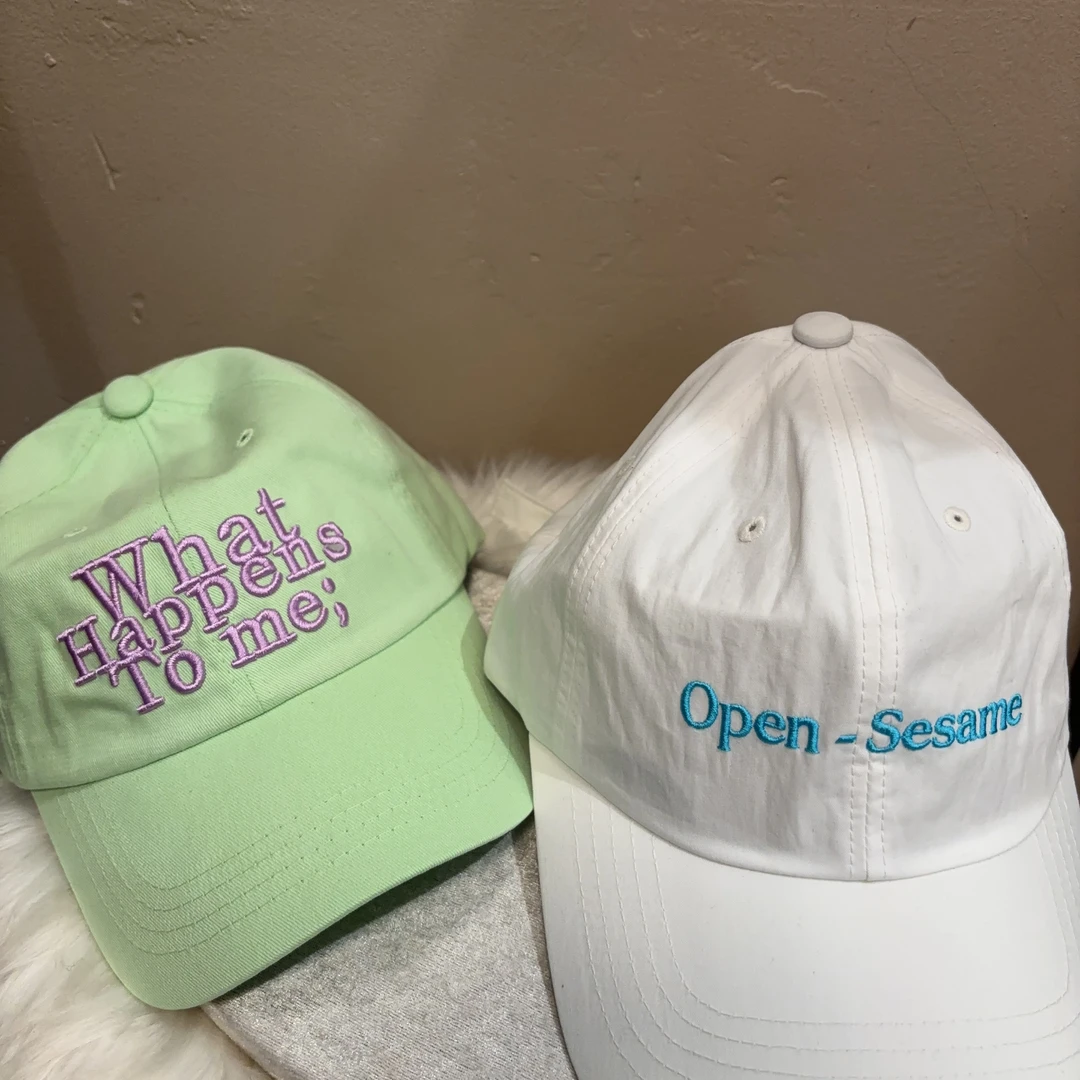 设计款字母拼色时尚帽子