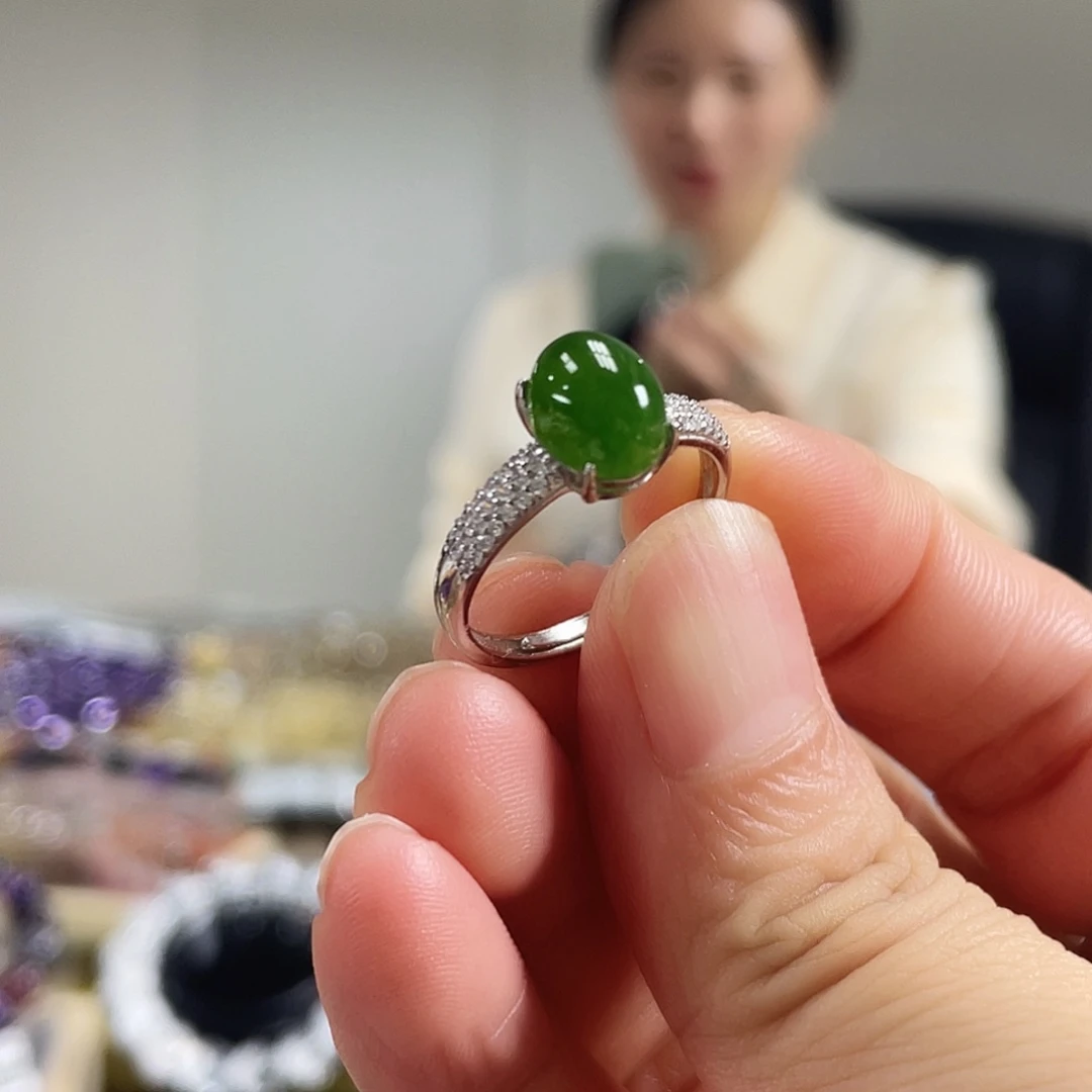 研***和田玉戒指未镶嵌碧玉