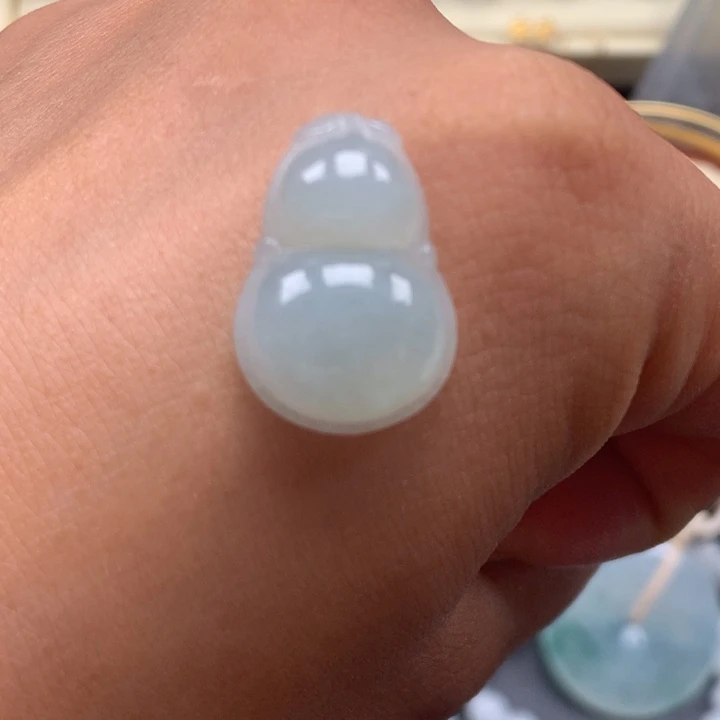 翡翠未镶嵌颈饰葫芦