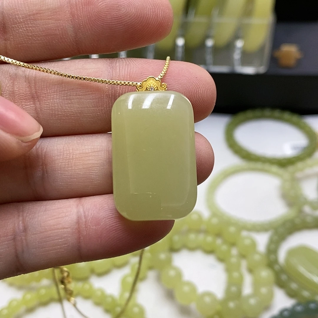 和田玉18K金镶嵌颈饰