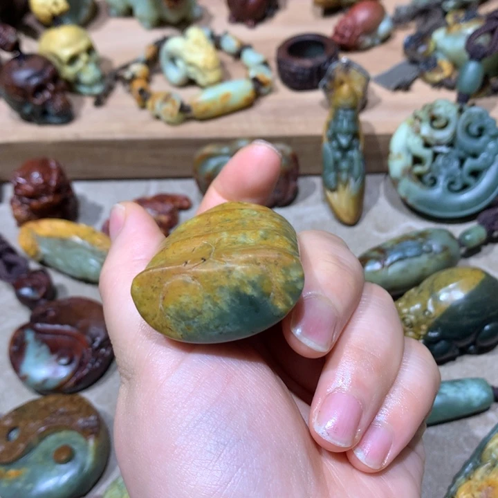 未镶嵌岫岩河磨玉（透闪石质玉）挂件