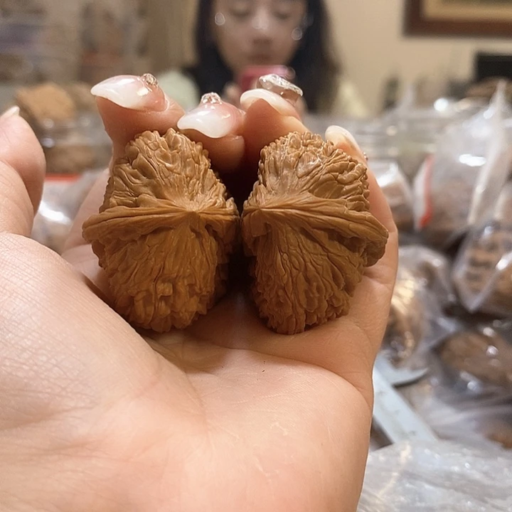 文玩核桃吊坠白狮子半壁有修打底了