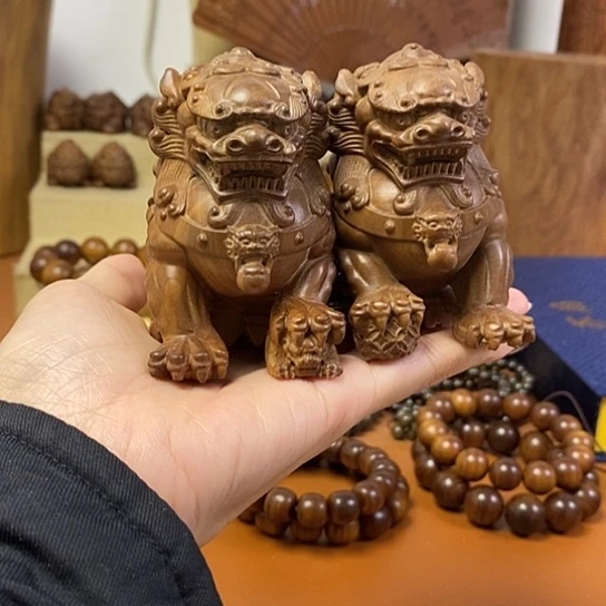 老山檀香狮子摆件一对