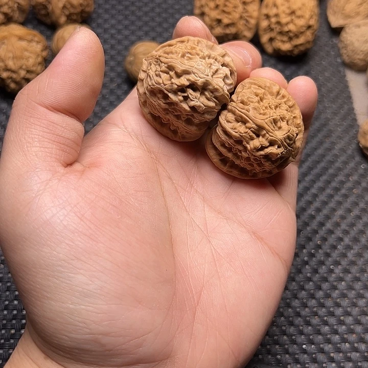 文玩核桃吊坠白狮子