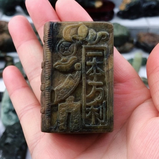 未镶嵌岫岩河磨玉（透闪石质玉）把件