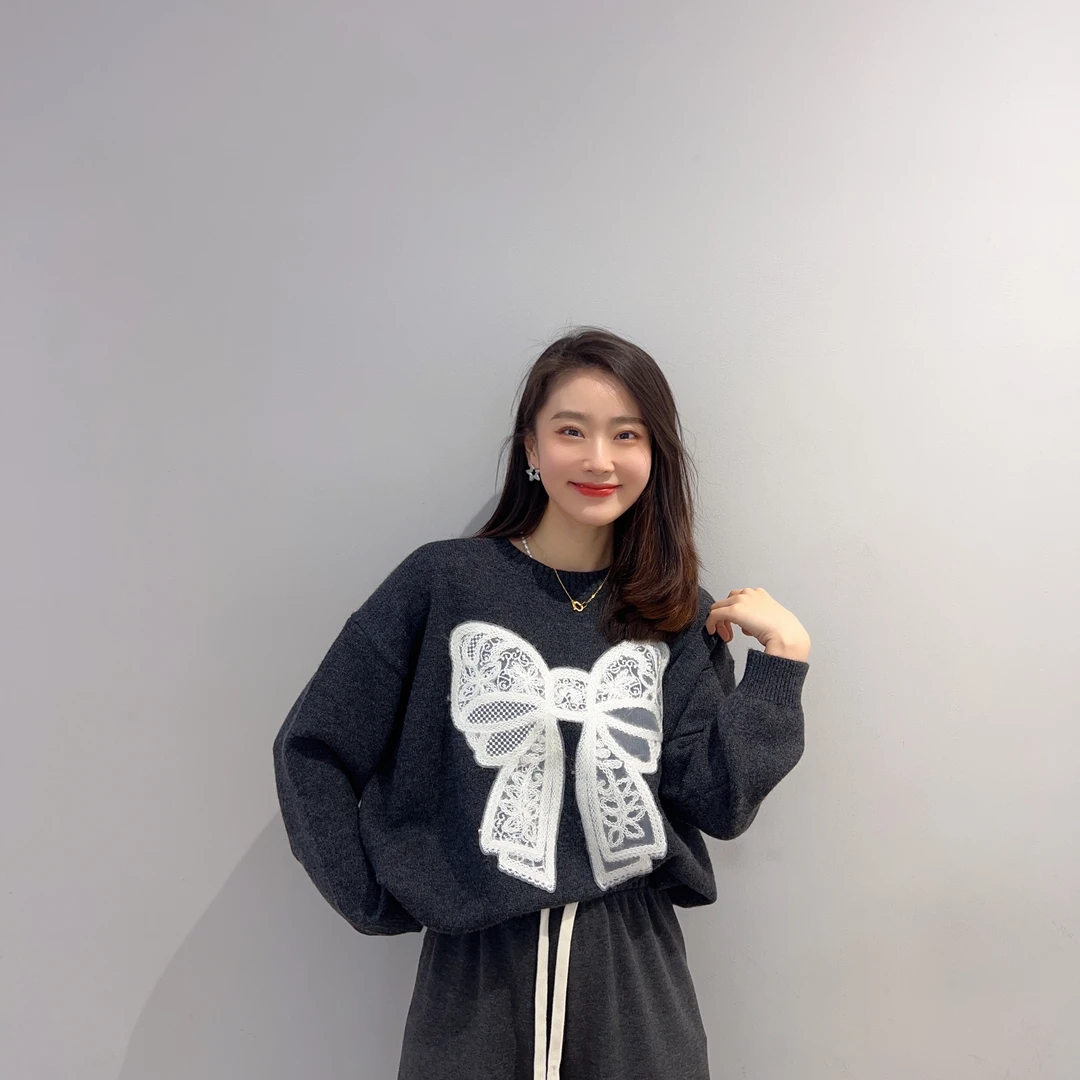 D127圆领蝴蝶结灰色毛衣冬装新款女装上衣时尚慵懒风打底暖和毛衣