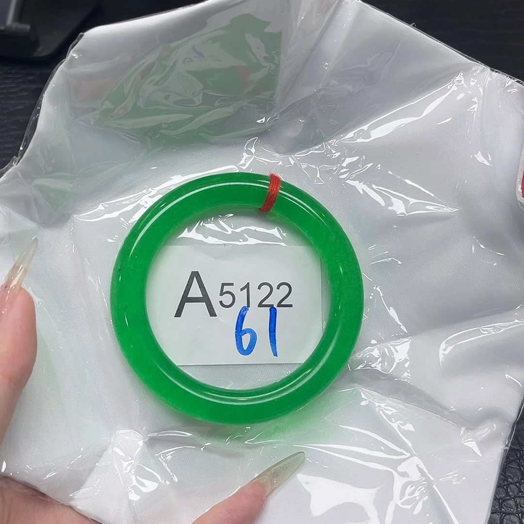 鲡***美翡翠手镯未镶嵌默认瑕疵