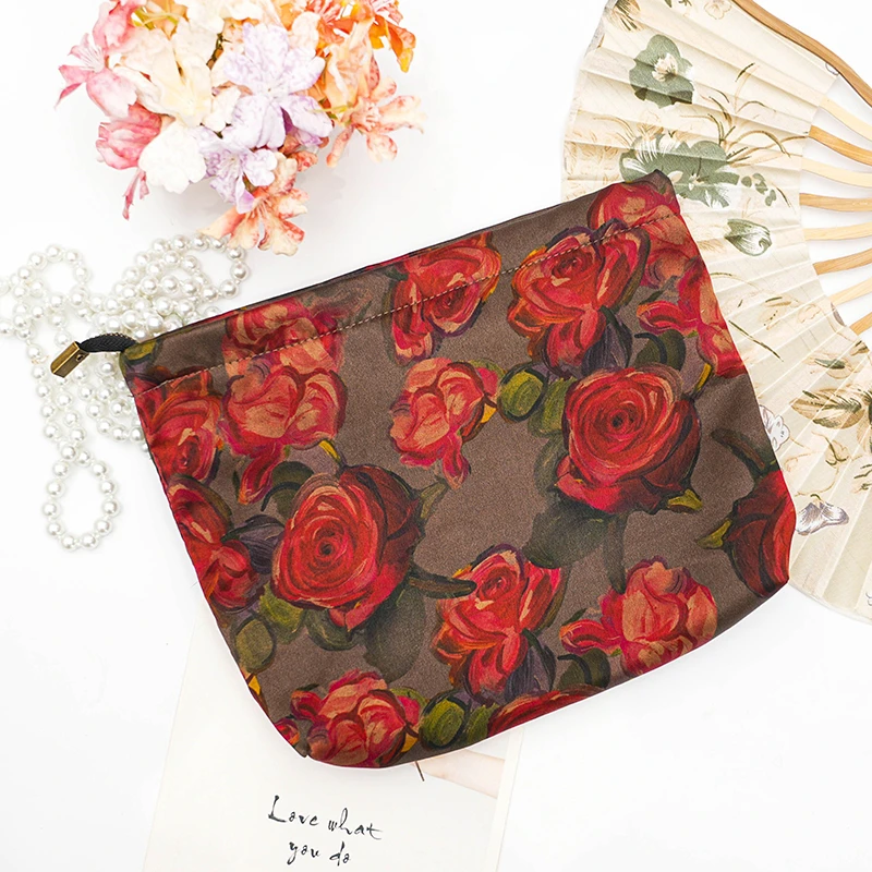 香云纱便携化妆包可爱花朵国风设计感大容量有内贴袋实用手袋