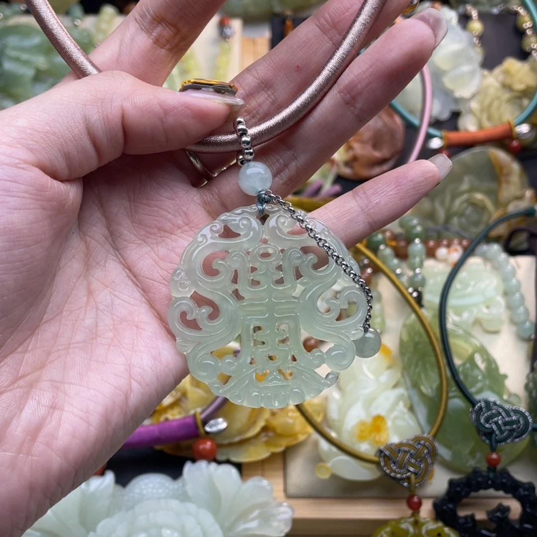 蛇纹石玉颈饰未镶嵌