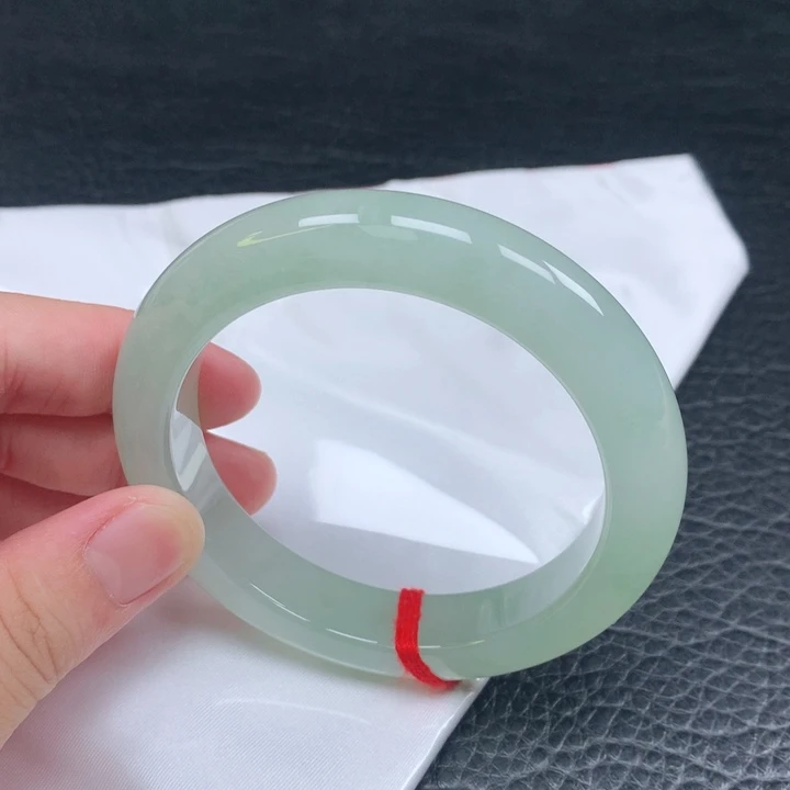 翡翠手镯未镶嵌。