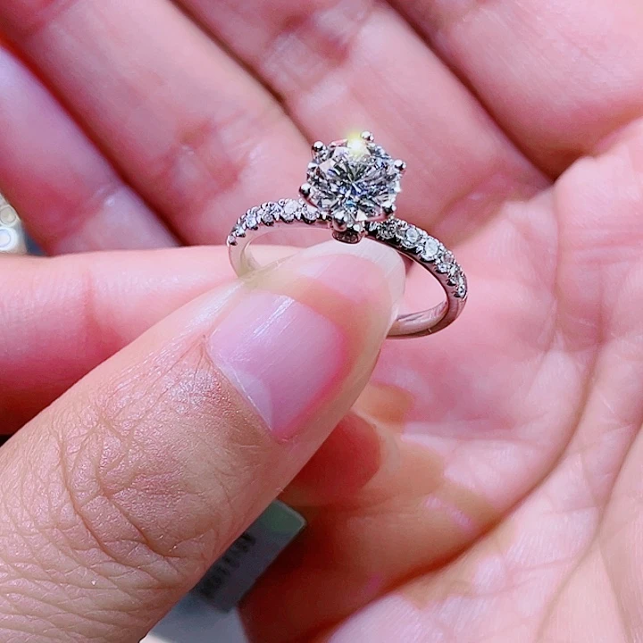 实验室培育钻石18K金镶嵌y*?1克拉白月光戒指