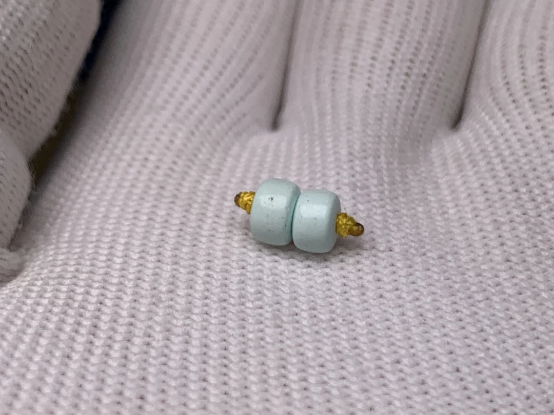 原矿绿松石直切老型珠、尺寸5.5mm、重0.4