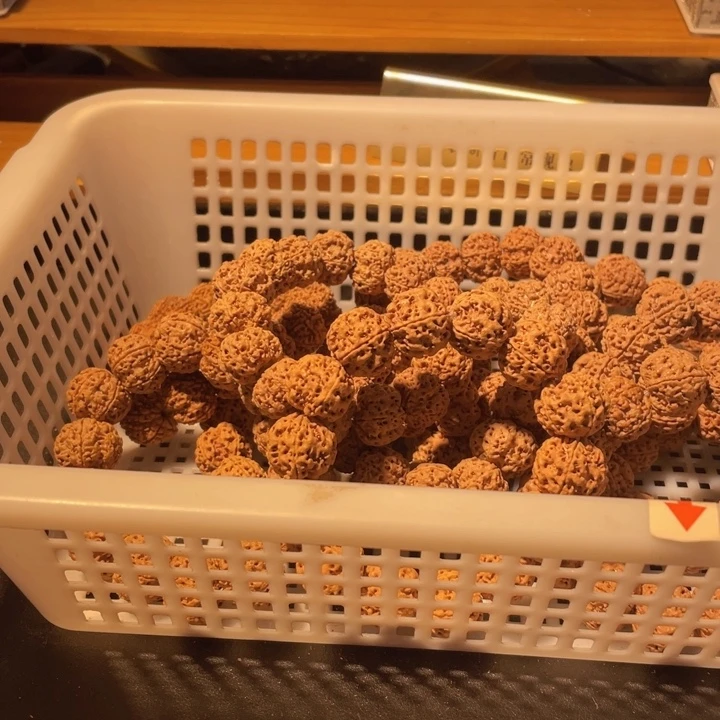 黄***嵩金刚菩提手串这个