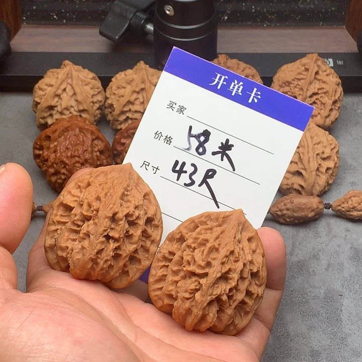 文玩核桃把件盘龙虎头文玩核桃