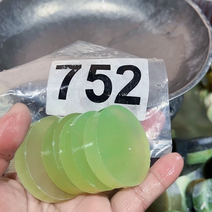 小***猪蛇纹石玉未镶嵌珠宝半成品