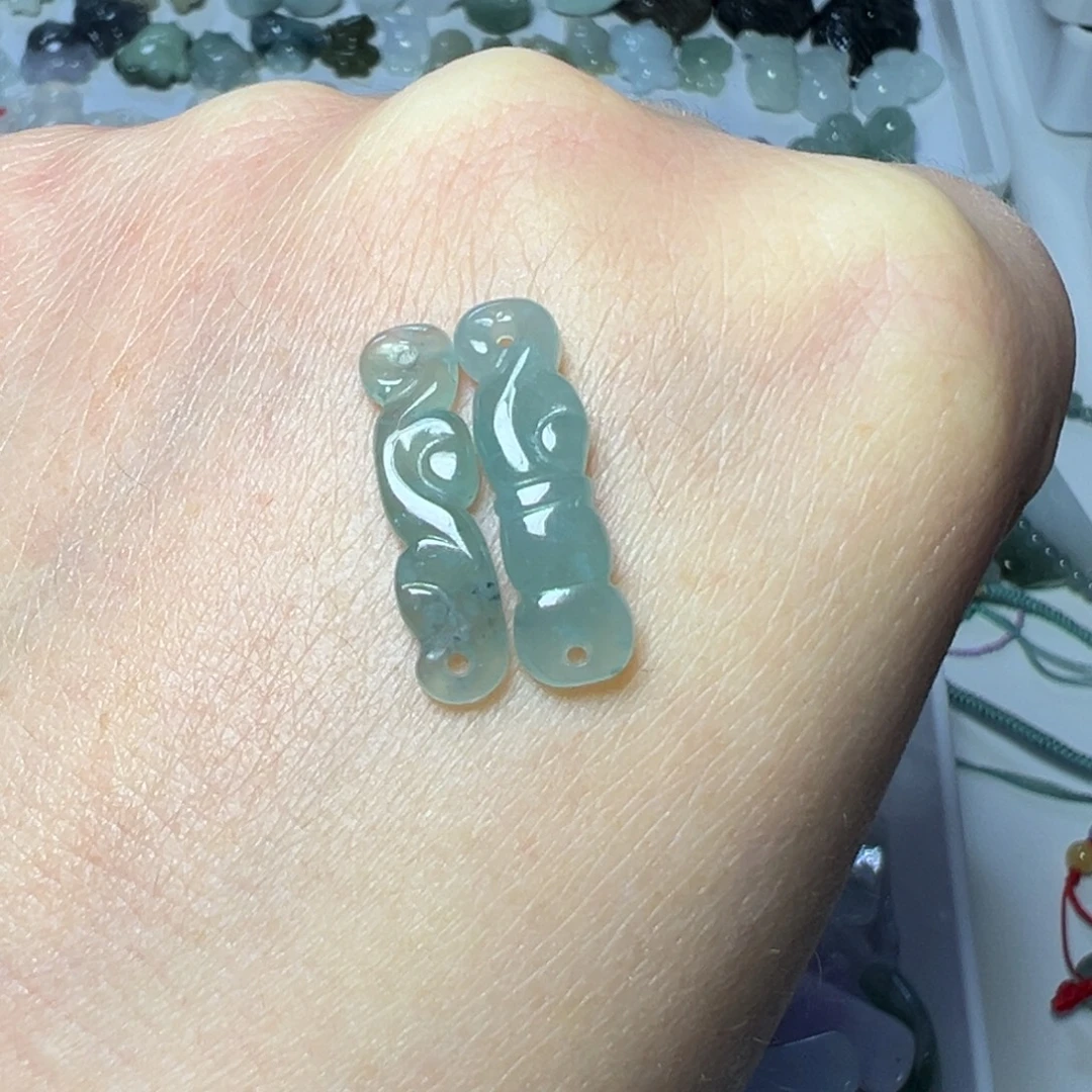 鑫***萍翡翠未镶嵌颈饰两头孔如意手牌2个50块