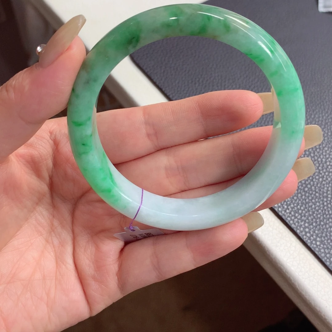 翡翠手镯未镶嵌桃***?翡翠
