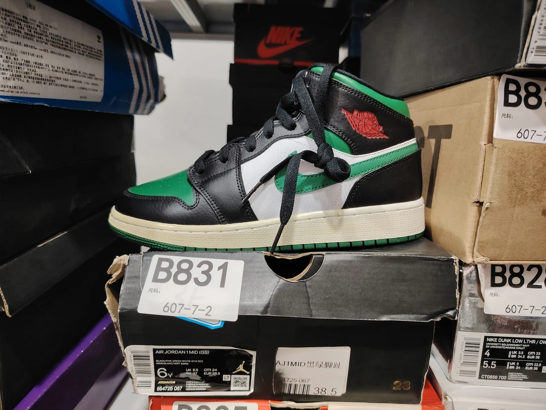 Nike aj1黑绿高帮 38.5码 全新原盒 1月4 bai B831