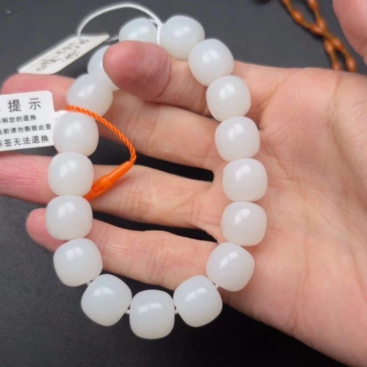 贤***兄和田玉未镶嵌颈饰