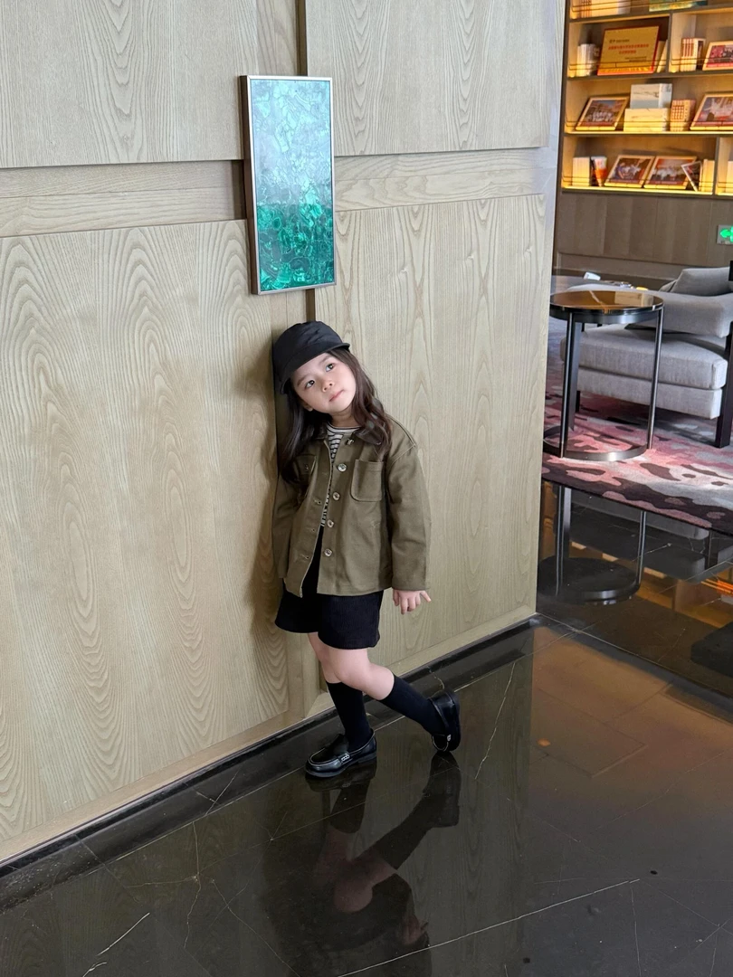 《小思家》2025早秋新款童装翻领开衫外套条纹打底衫竖坑条短裤套装