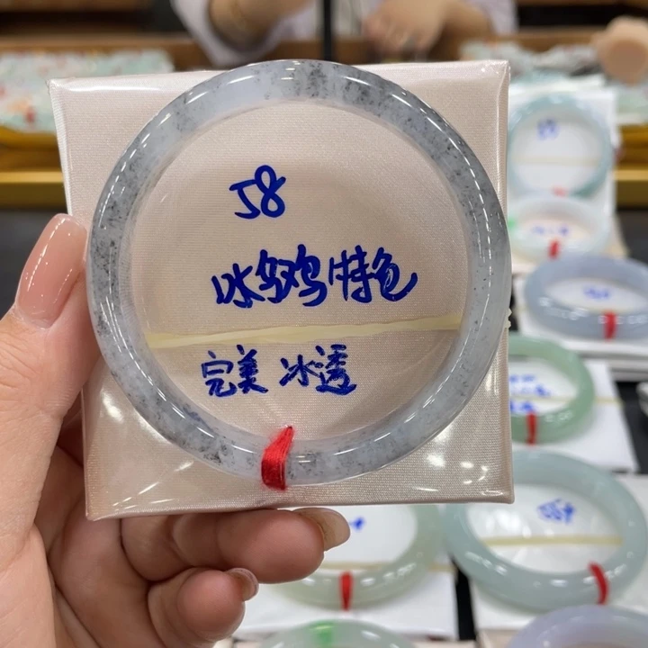 翡翠手镯未镶嵌翡翠