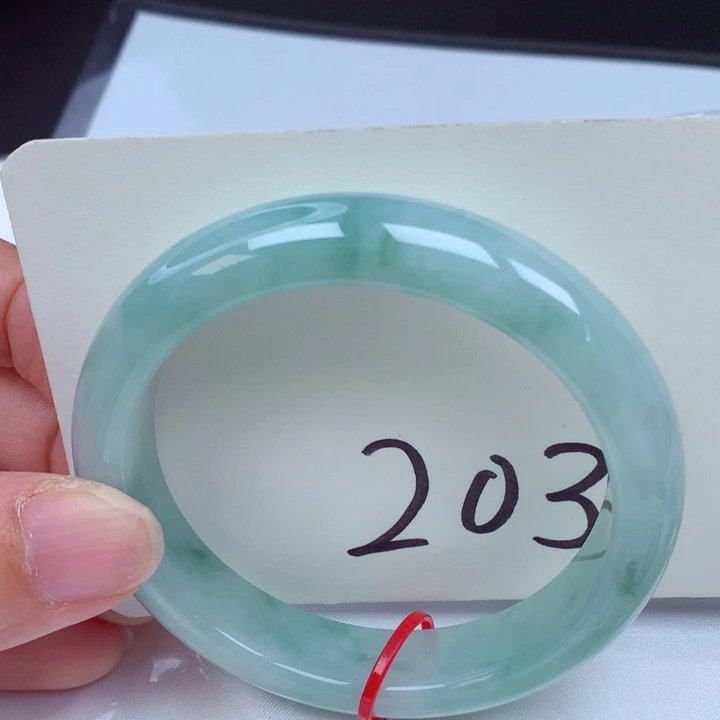 翡翠手镯未镶嵌翡翠