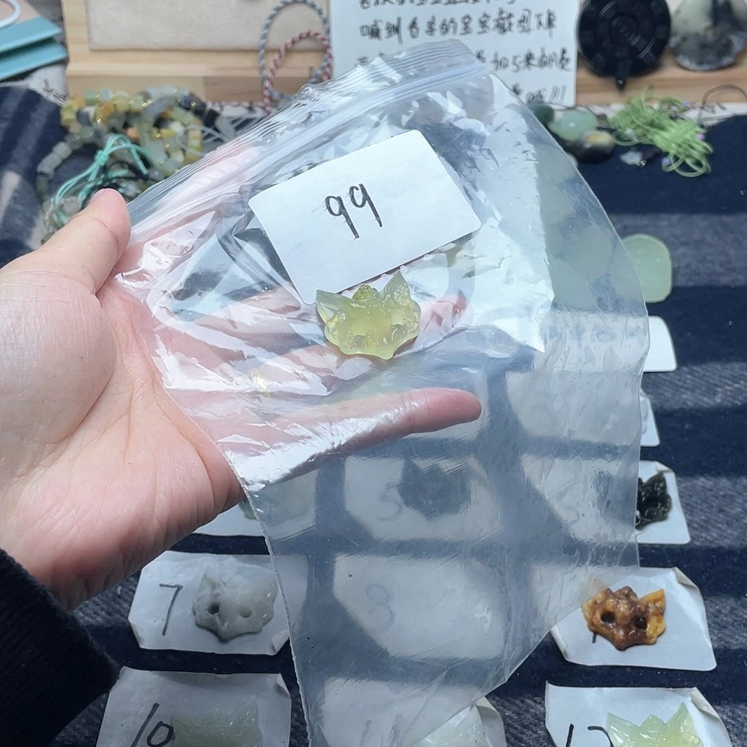 蛇纹石玉颈饰未镶嵌山**月