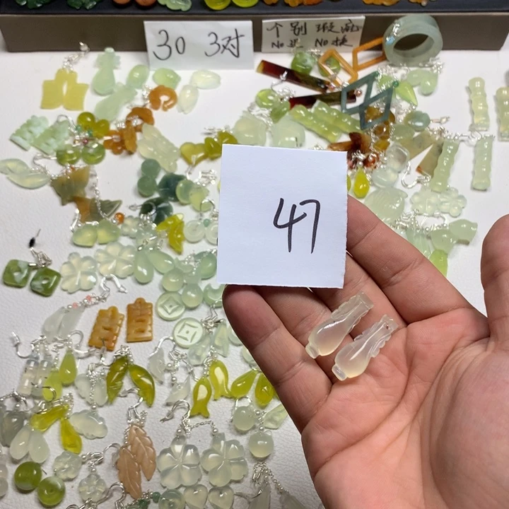 E***哥合金蛇纹石玉耳钉