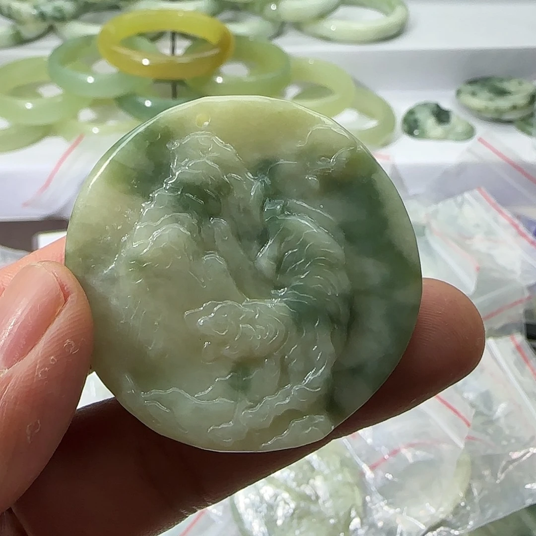 透闪石-蛇纹石玉未镶嵌颈饰