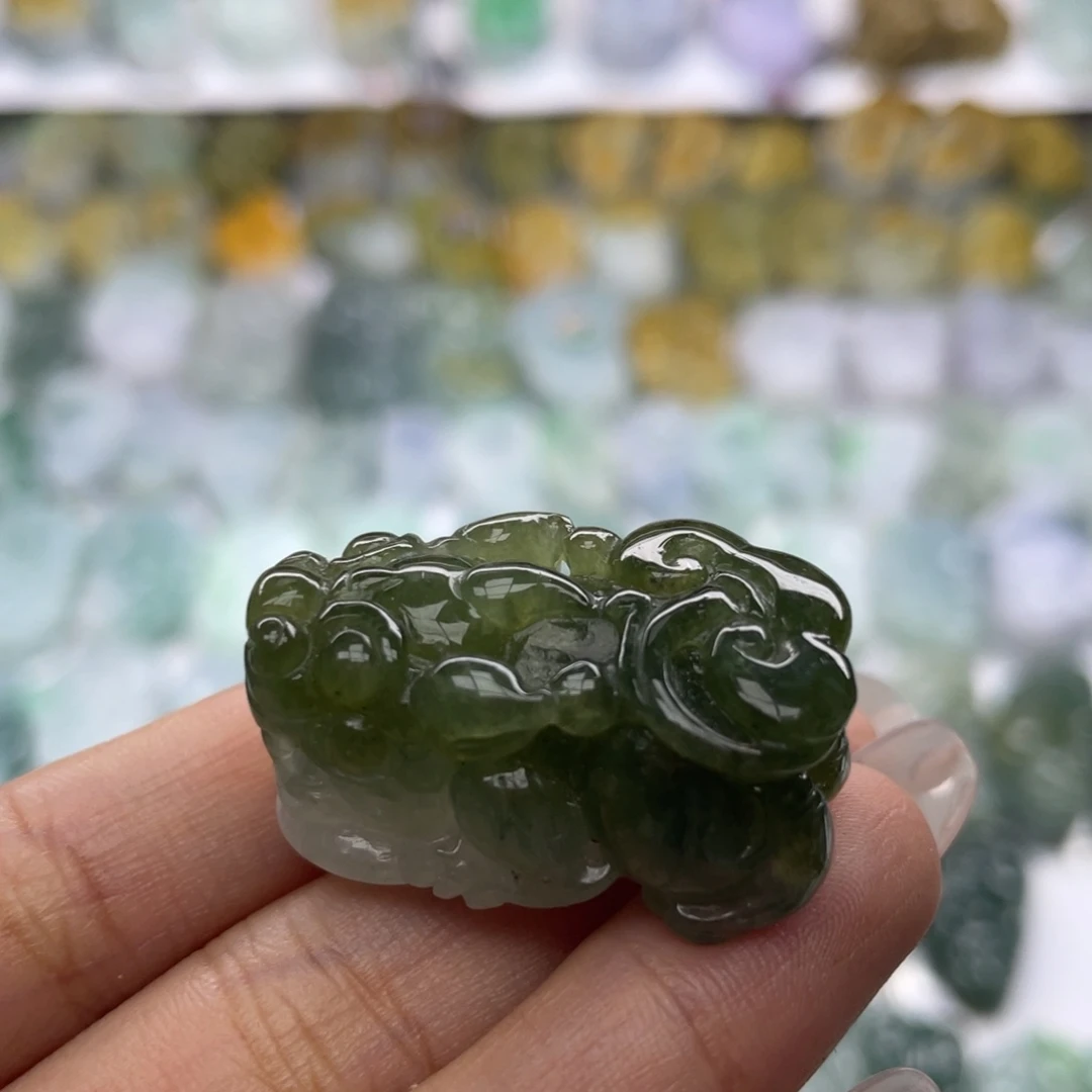 翡翠未镶嵌颈饰貔貅
